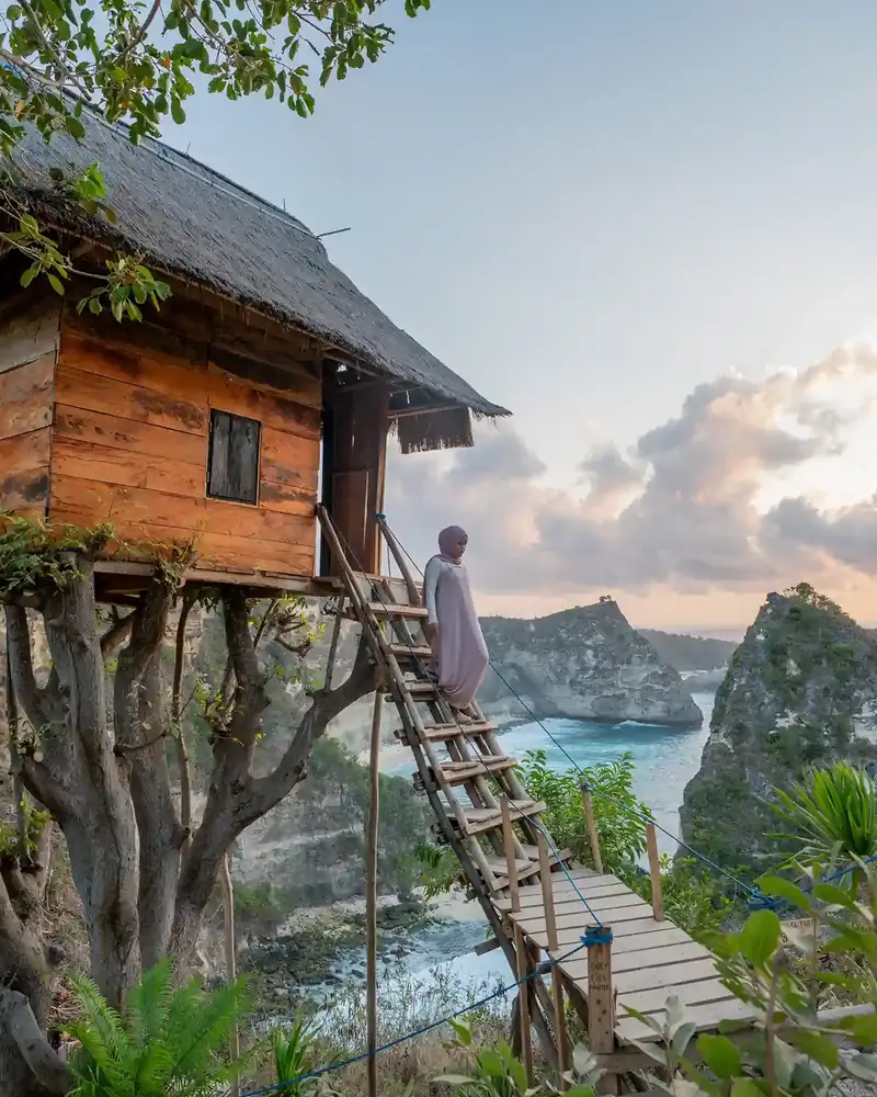 A wooden tree house perched above a Nusa Penida cliff